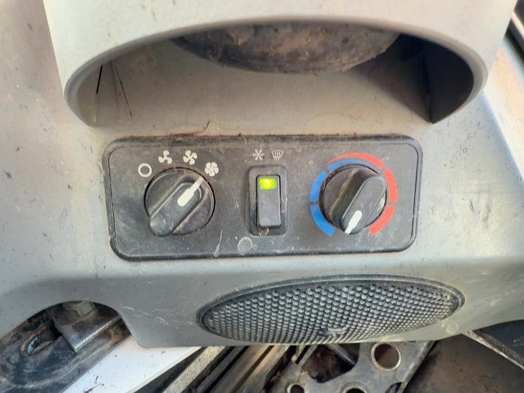 2023-bobcat-t740-image-22