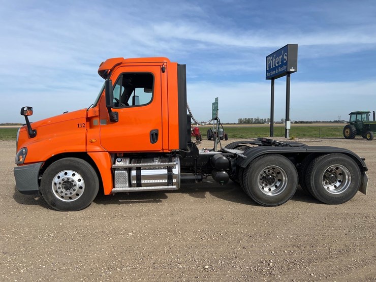 2015-freightliner-cascadia-day-cab-image-8