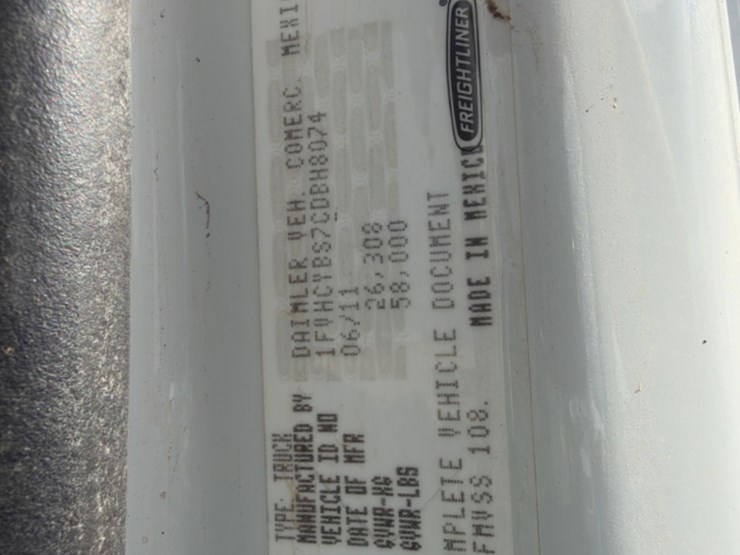 2012-freightliner-m2-106-image-11