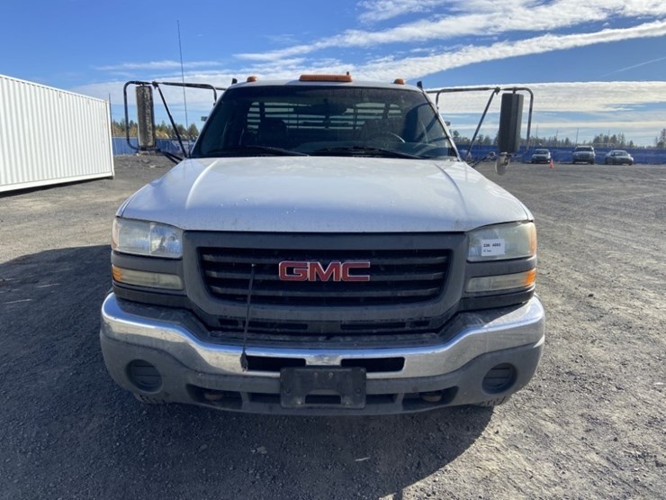2004-gmc-sierra-3500-image-8