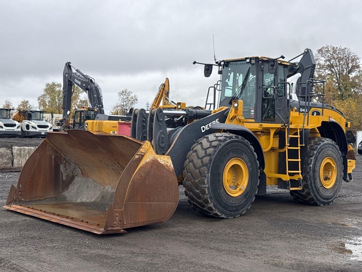 2024-deere-844-p-tier-image-1