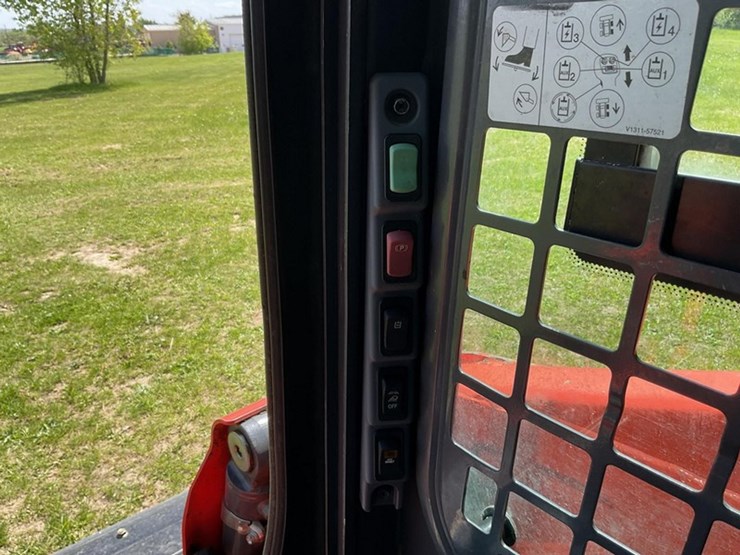 2016-kubota-ssv65-image-17