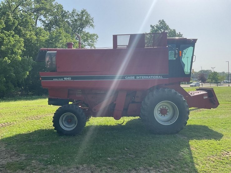 2011-case-ih-1640-image-4