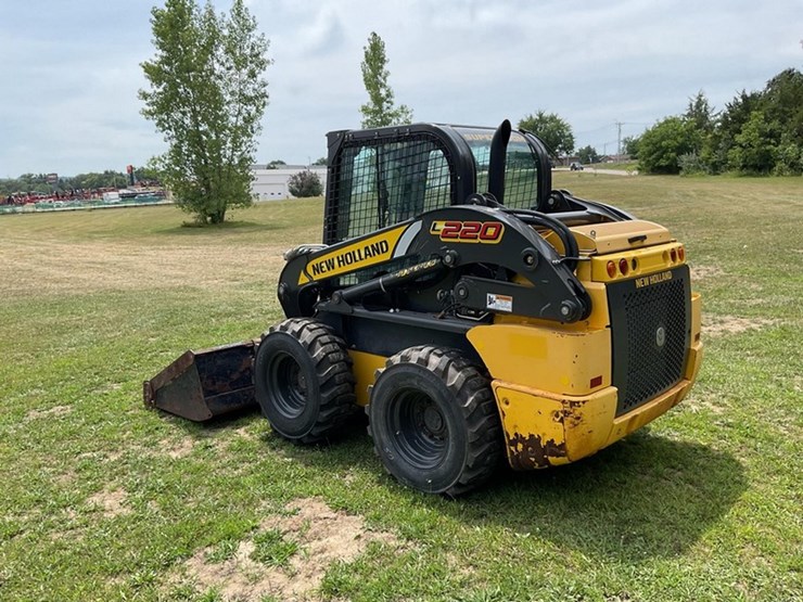 2017-new-holland-l220-image-7