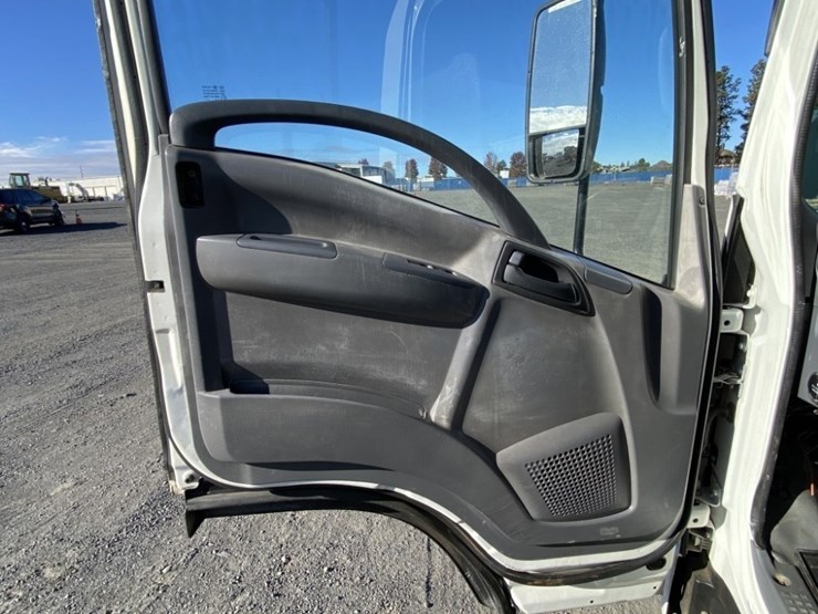 2013-isuzu-npr-image-24
