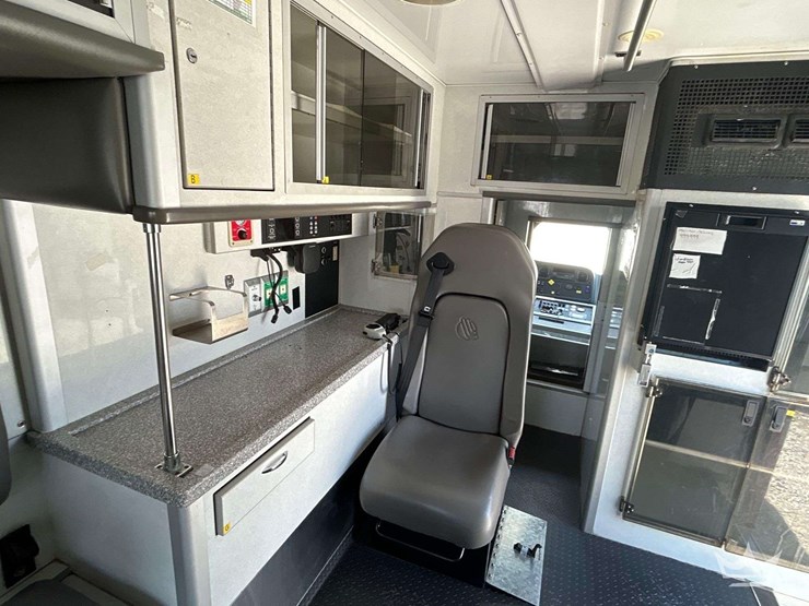2015-freightliner-m2-106-ambulance-image-44