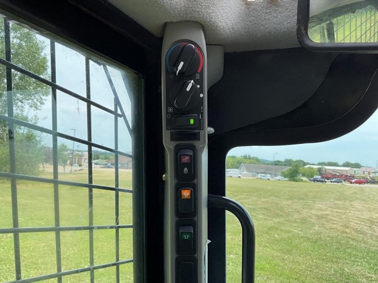 2017-new-holland-l220-image-14