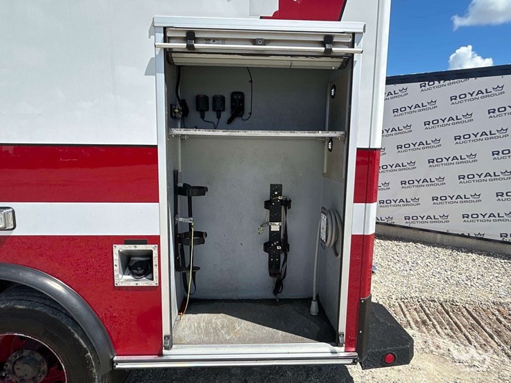 2015-freightliner-m2-106-ambulance-image-29