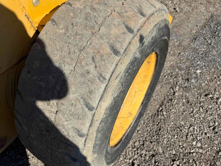 2005-john-deere-325-image-15