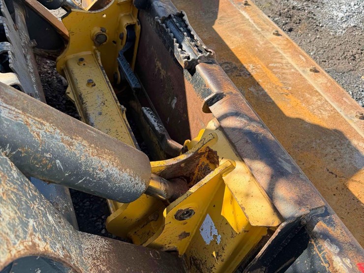 2017-deere-331g-image-10