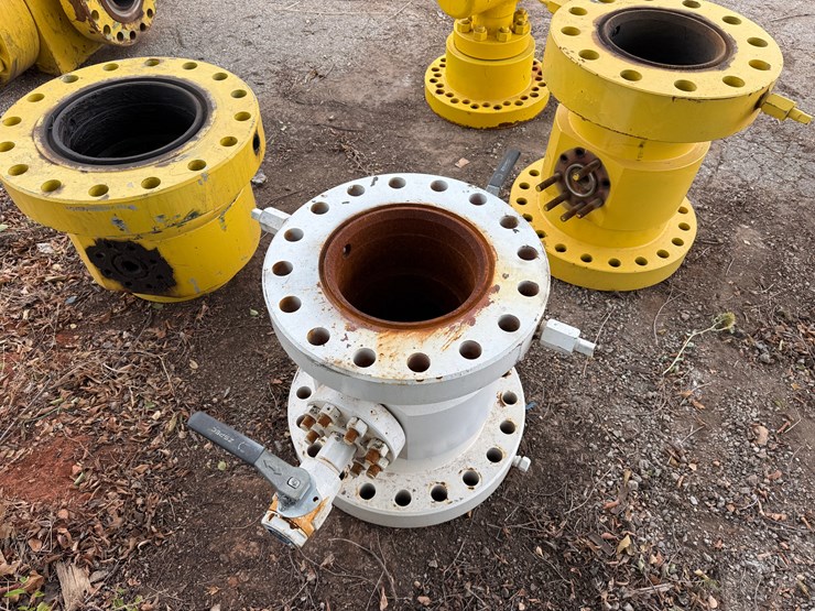(2)-11-5/8”-&-(1)-13-5/8”-5m-/-10m-casing-heads-image-3