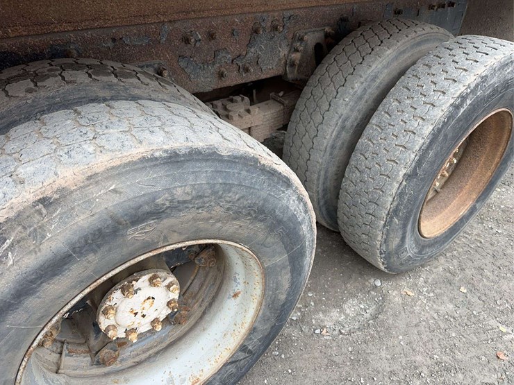 peterbilt-330-image-11