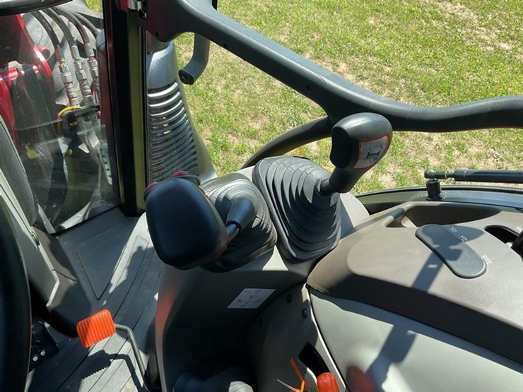 2020-case-ih-farmall-120c-image-24