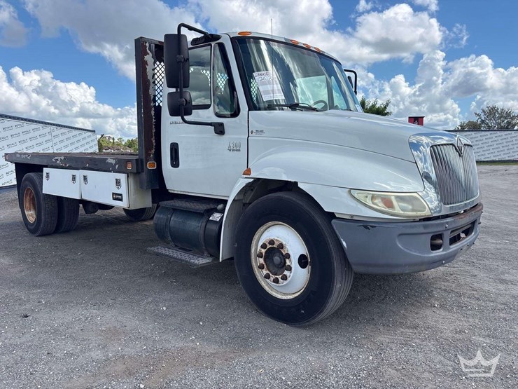 2005-international-4300-14ft.-knapheide-flatbed-truck-image-2