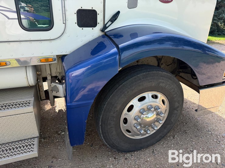 2005-peterbilt-385-image-16