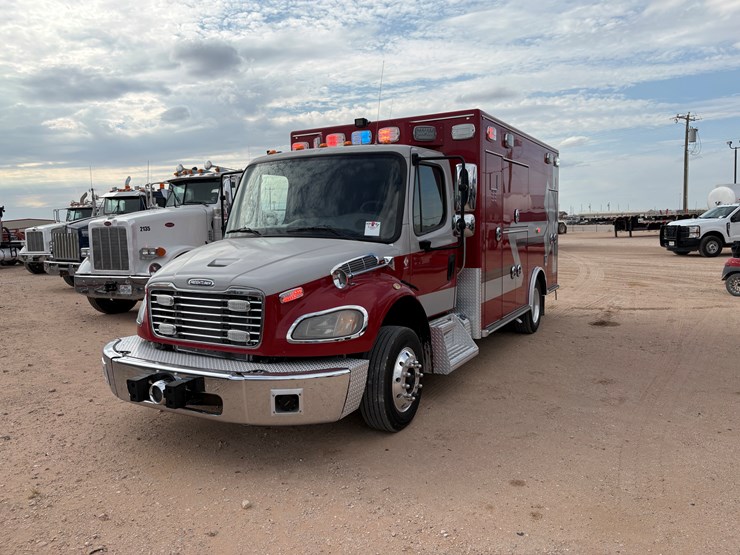 2016-freightliner-m2-106-image-3