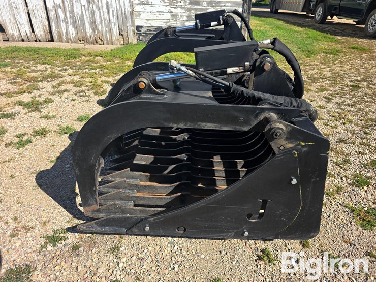 skid-steer-grapple-bucket-image-8