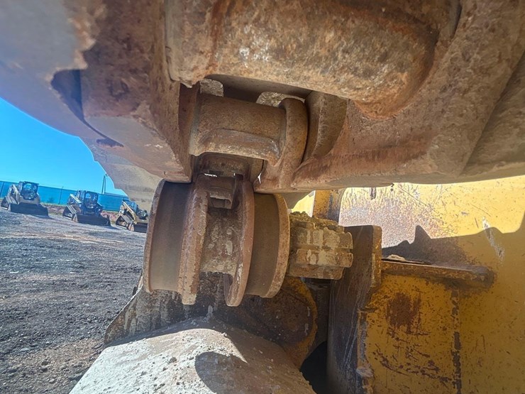 2008-deere-700j-xlt-image-9