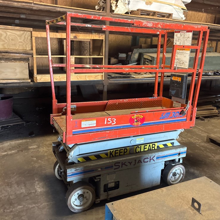 #153 • Skyjack SJ3015 15 ft Electric Scissor Lift
