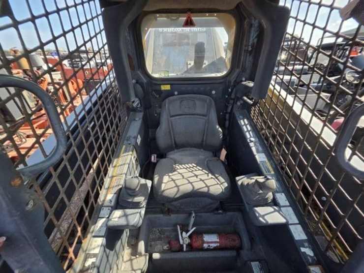 2018-deere-332g-image-6