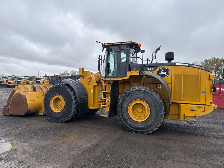 2024-deere-844-p-tier-image-3