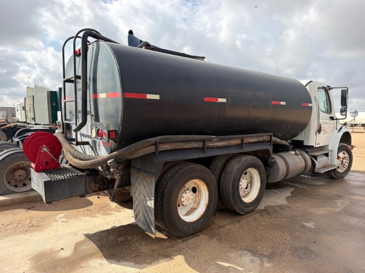 2012-freightliner-m2-106-image-5