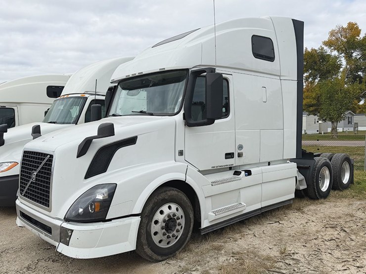 2015-volvo-vnl-670-image-1