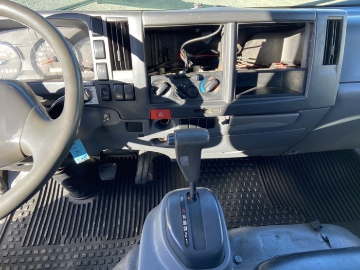 2013-isuzu-npr-image-18