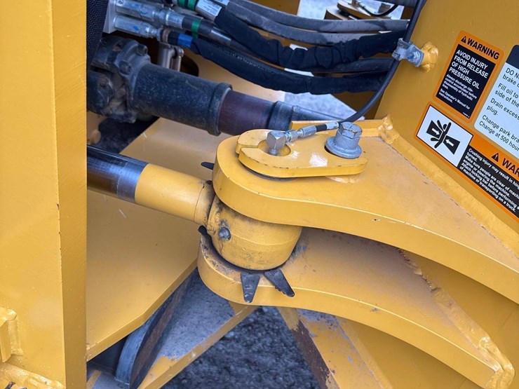 2024-deere-844-p-tier-image-17