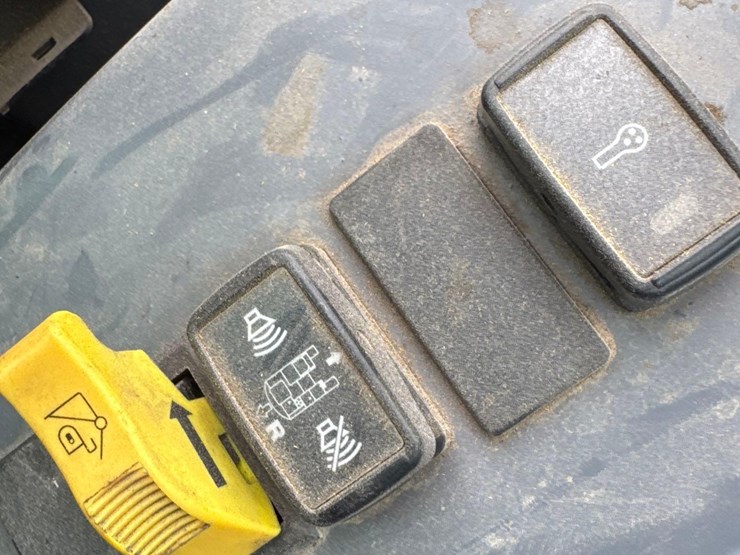 2024-john-deere-85-image-37