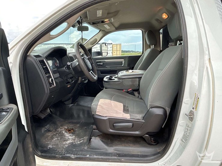 2018-ram-5500-4x4-palfinger-stake-bed-gas-cylinder-delivery-truck-image-12