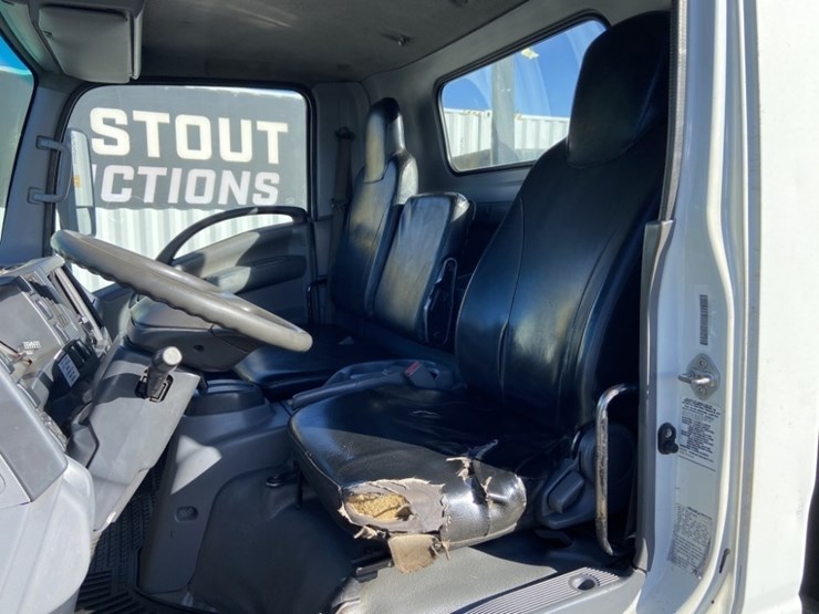2013-isuzu-npr-image-15