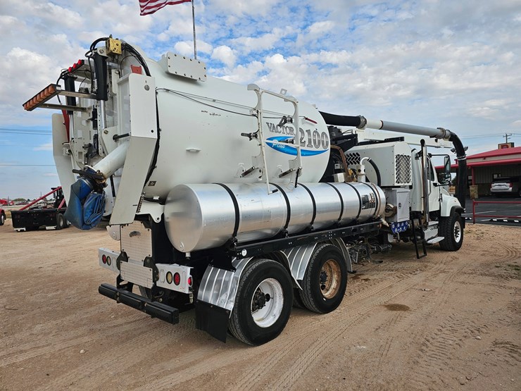 2013-freightliner-114sd-image-4
