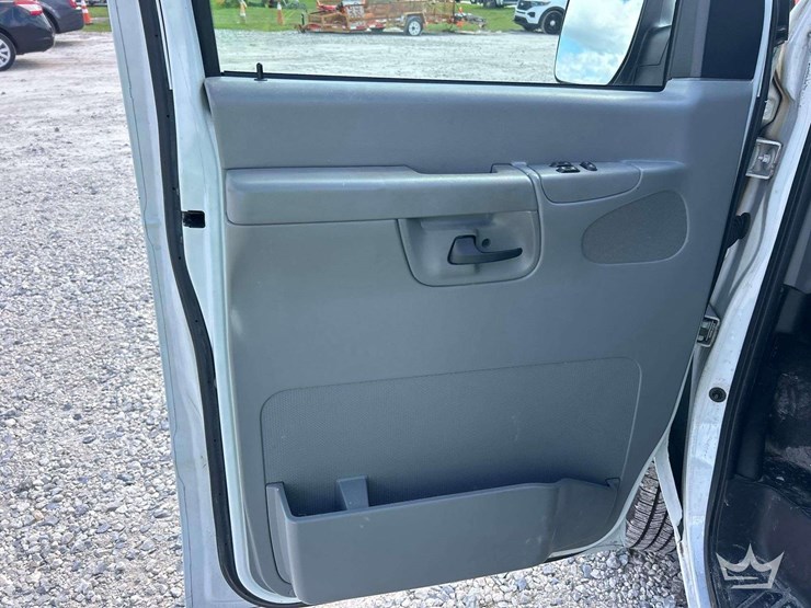 2007-ford-e-350-passenger-van-image-11