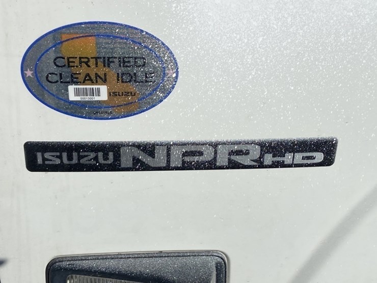 2011-isuzu-npr-image-10