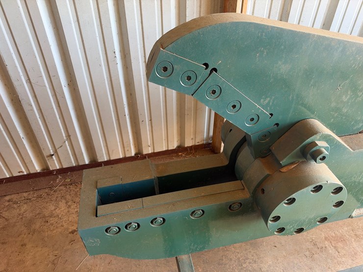 #140-•-hydraulic-demolition-shear-attachment-on-rolling-stand-image-3