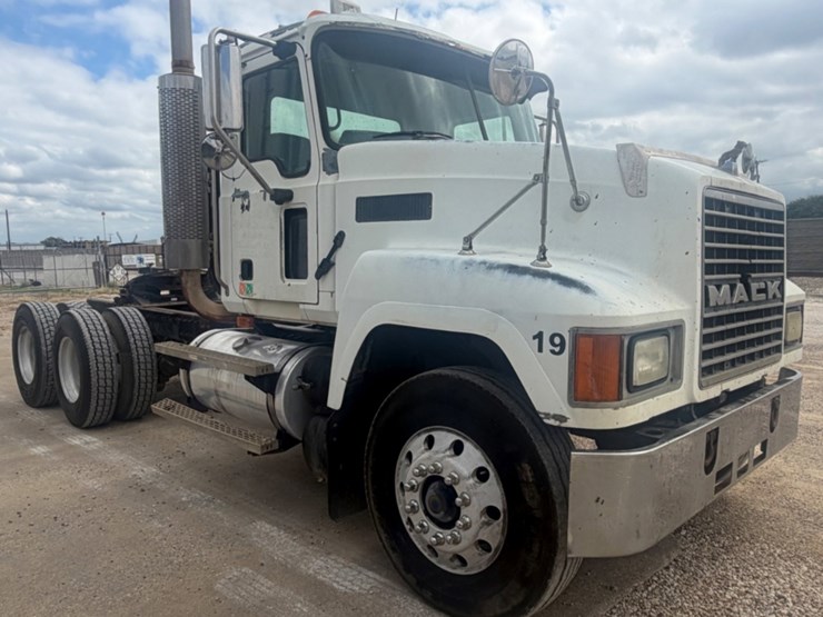 2004-mack-ch613-image-3