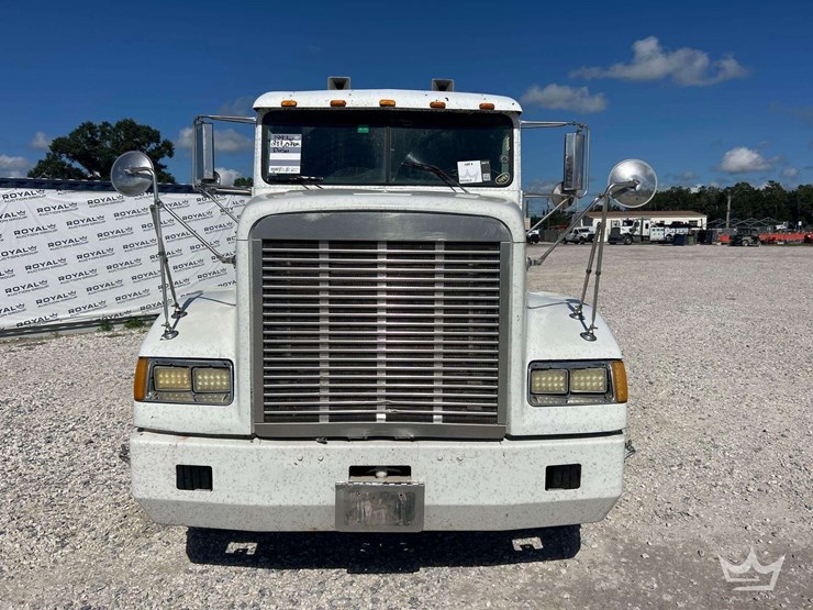 1993-freightliner-fld120-t/a-wet-kit-sleeper-cab-tractor-truck-image-30