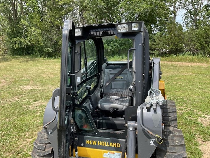 2017-new-holland-l220-image-13