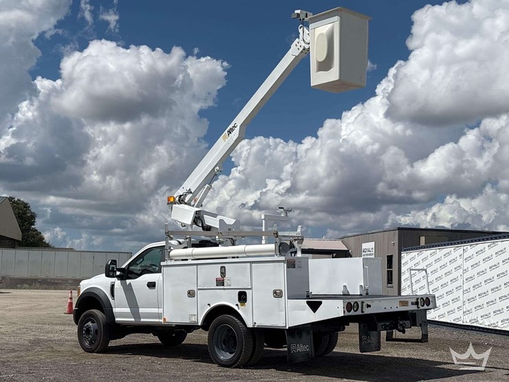 2017-ford-f-450-altec-at200a-30ft.-bucket-truck-image-4