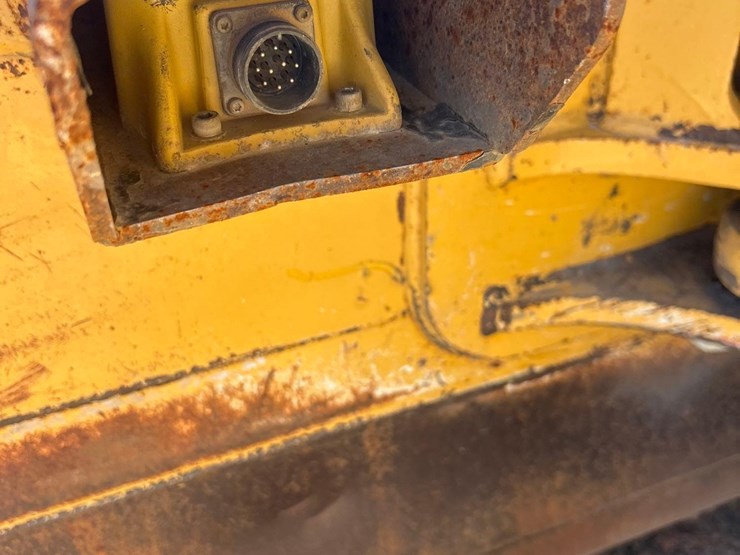 2008-deere-700j-xlt-image-24