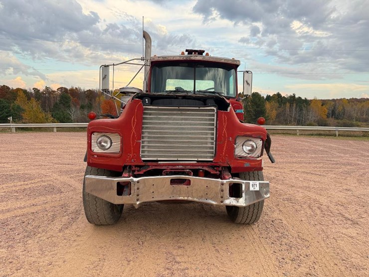 mack-dm690s-image-2