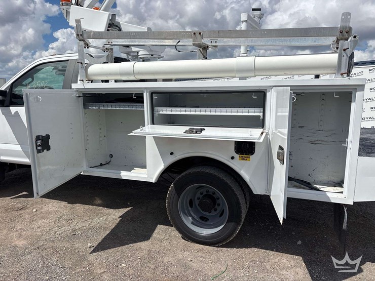 2017-ford-f-450-altec-at200a-30ft.-bucket-truck-image-18