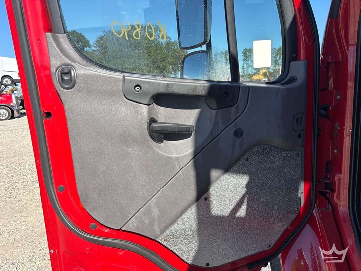 2018-freightliner-m2-106-22ft.-s/a-flatbed-truck-image-15