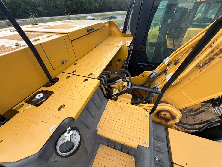 caterpillar-320-image-22