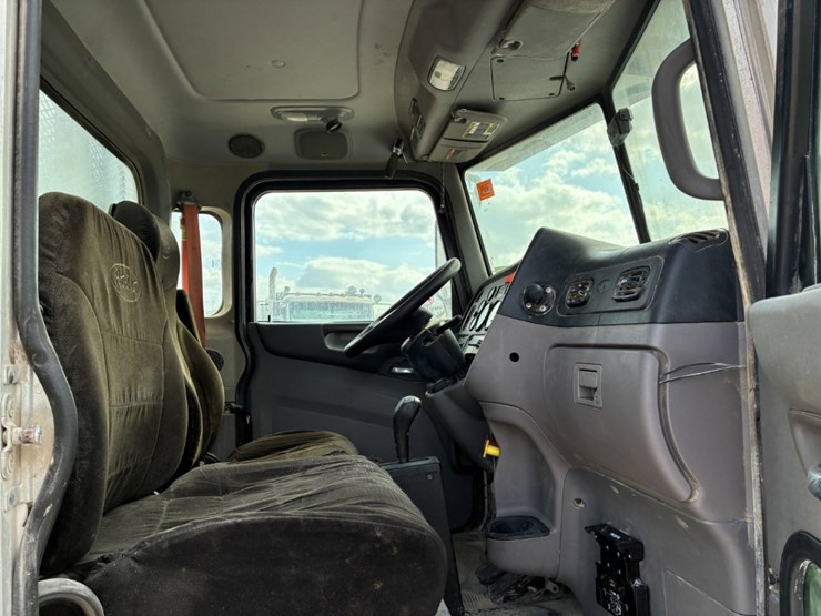 2016-peterbilt-367-image-8