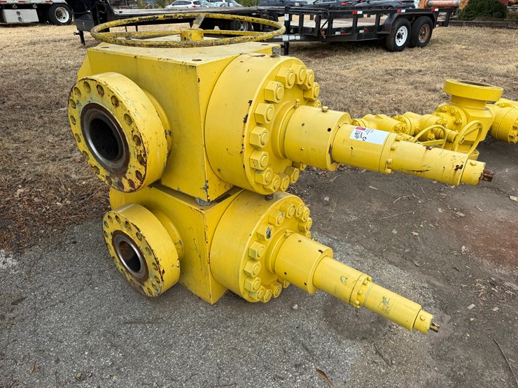 (2-x-$)-7-1/16”-15k-wp-manual-frac-gate-valves-image-1