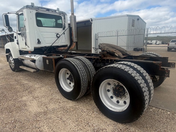 2004-mack-ch613-image-7