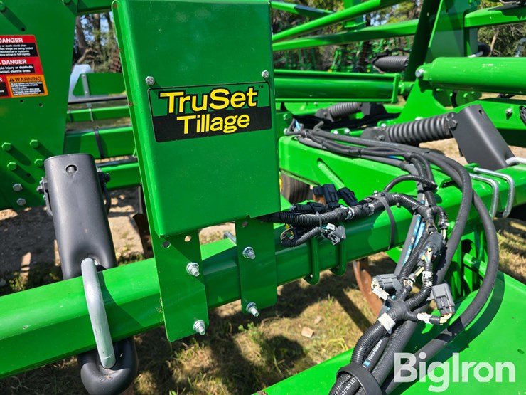 2022-john-deere-2430-image-16