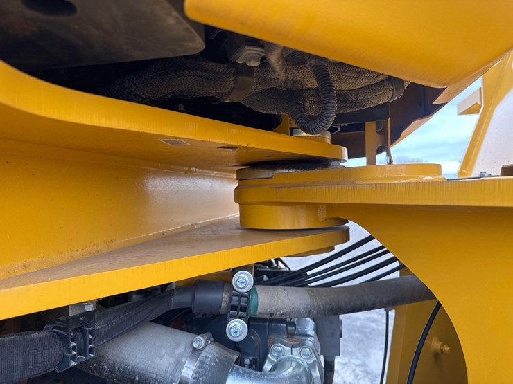 2024-deere-844-p-tier-image-16